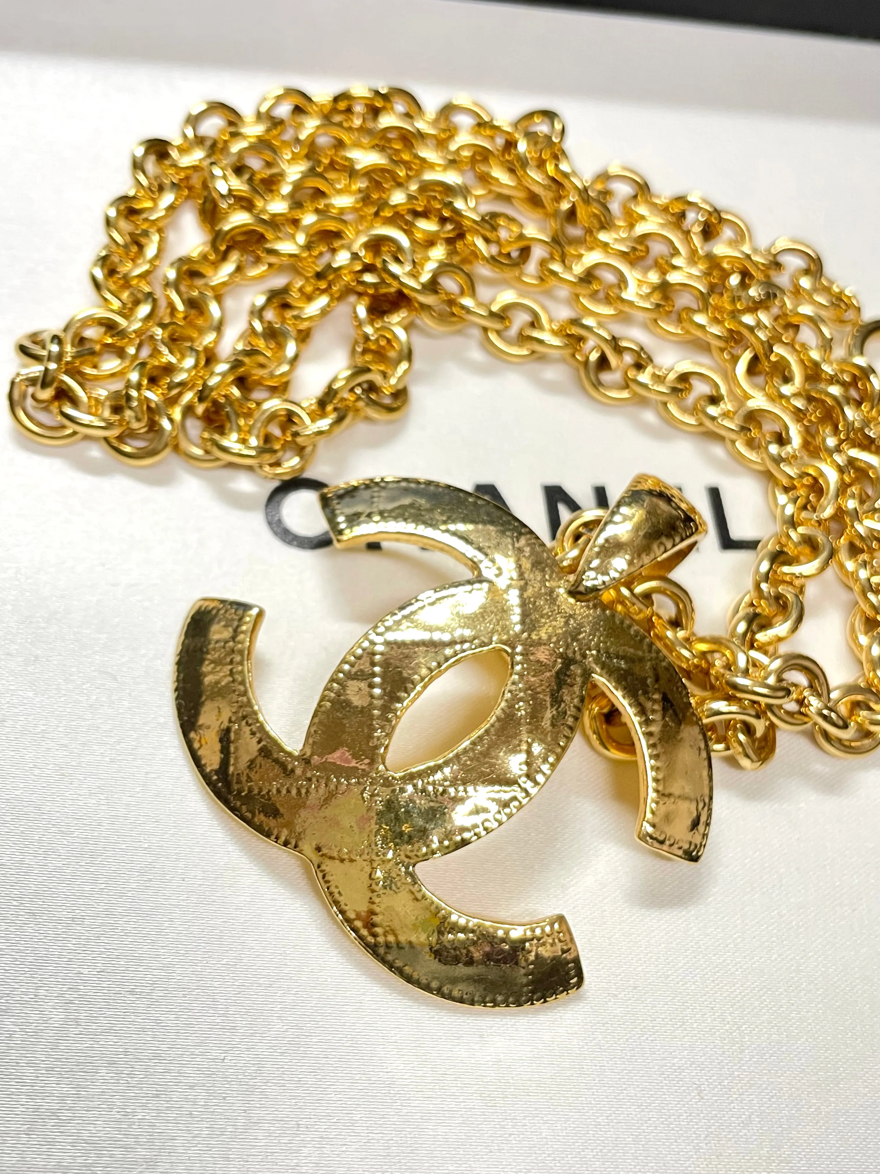 MINT. Vintage CHANEL necklace with a large CC mark pendant top. Gorgeous masterpiece jewelry. 050211rk1