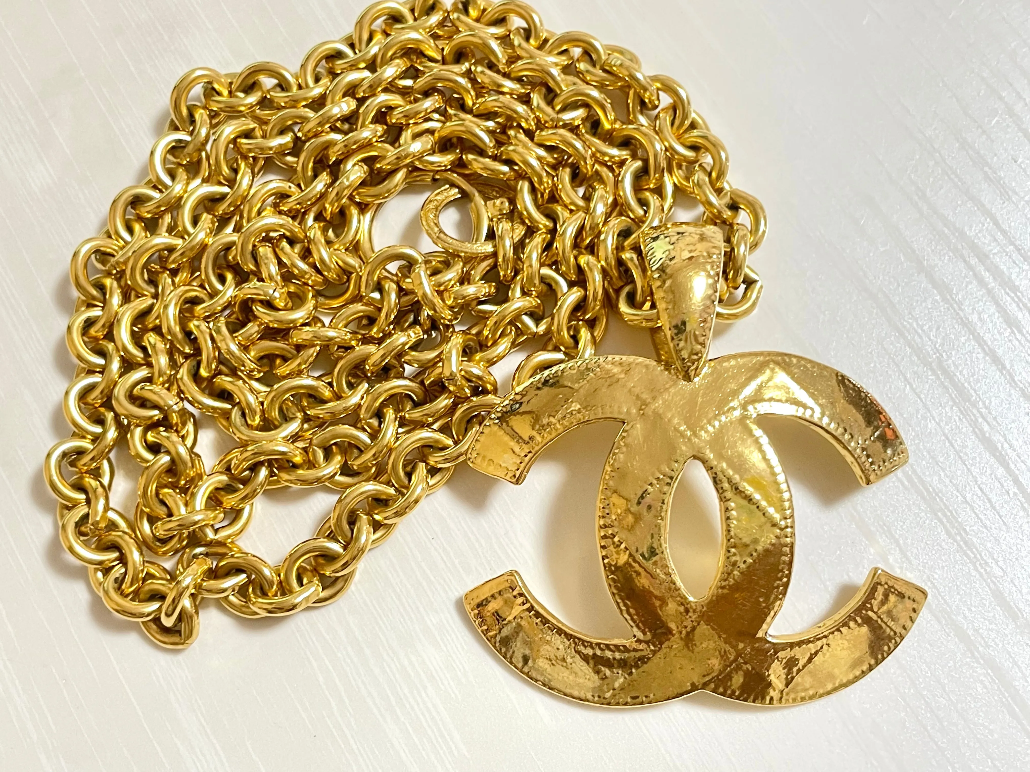 MINT. Vintage CHANEL necklace with a large CC mark pendant top. Gorgeous masterpiece jewelry. 050211rk1